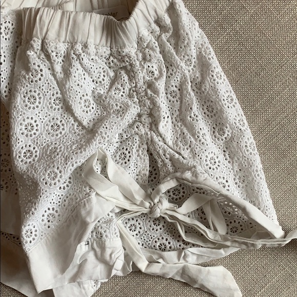 Cute white lace shorts - Picture 4 of 4